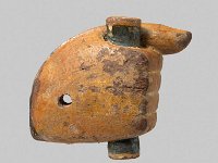 Aeg H 7  Aeg H 7, 18. bis 22. Dynastie, Rechte Hand eines Sarges, Sykomorenholz, L 15,0 cm, B 12,0  cm, H 4,3 cm
